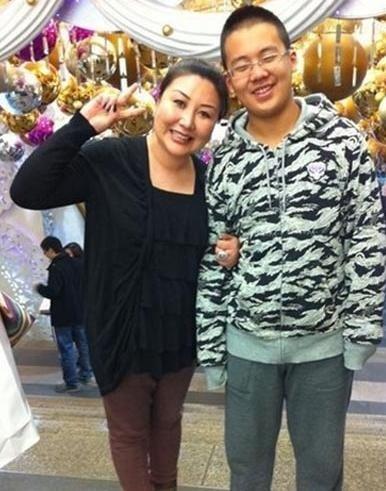 郭德纲一家出行排场大三个人胖乎乎的圆圆的一看就是一家人