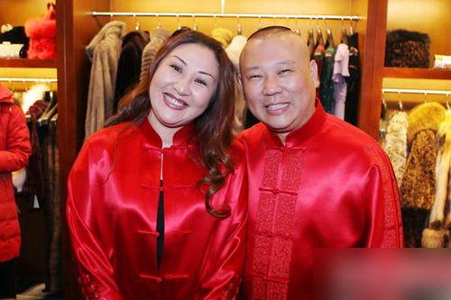 郭德纲一家出行排场大三个人胖乎乎的圆圆的一看就是一家人
