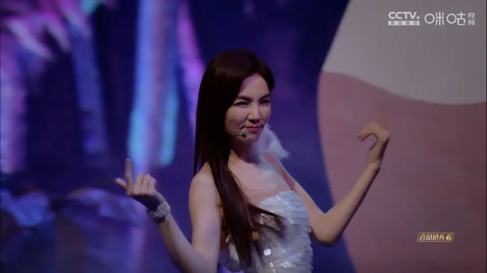 ˽4ռ컳ڳǰлȣella
