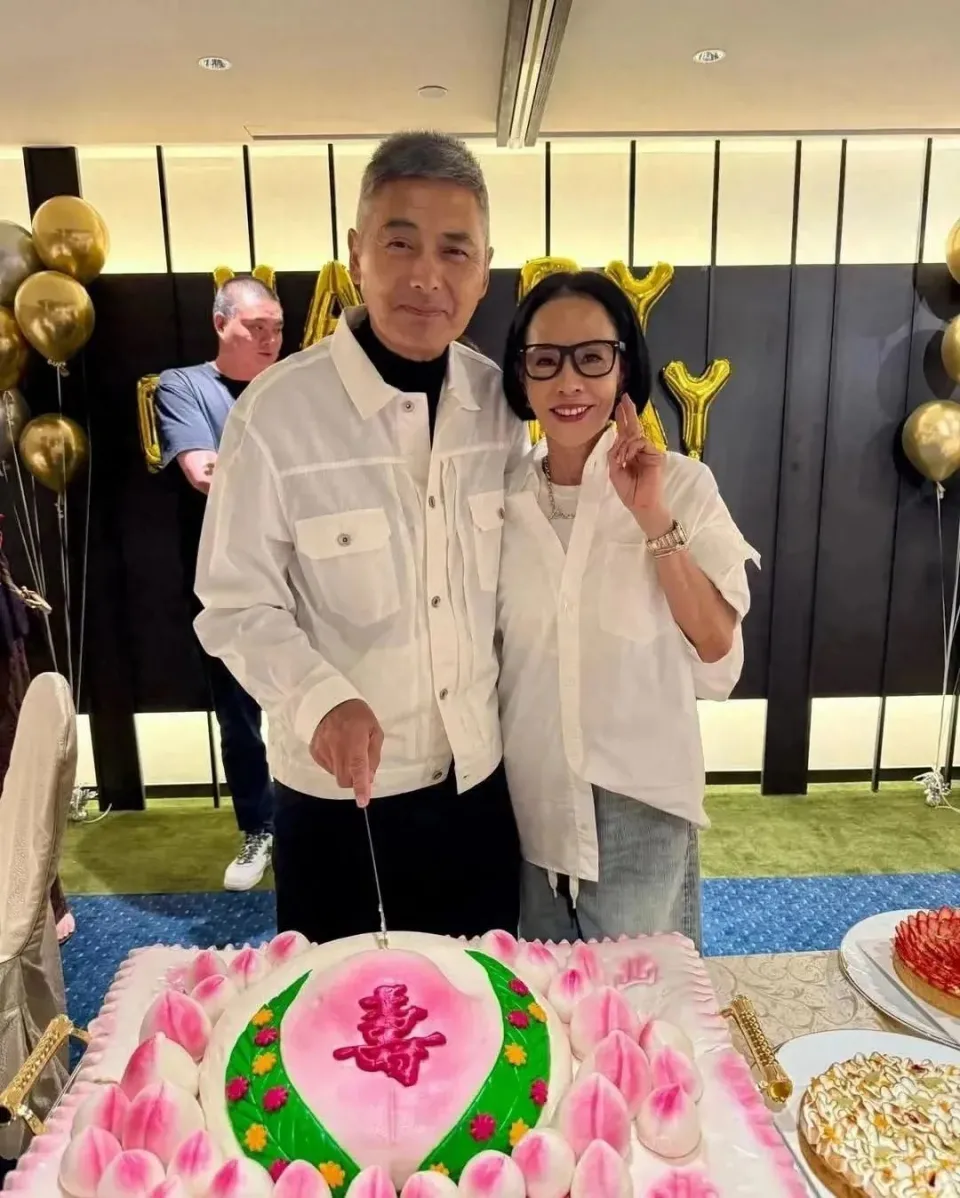 过70岁大寿的周润发：满头白发患糖尿病，夫妻与狗相伴裸捐56亿