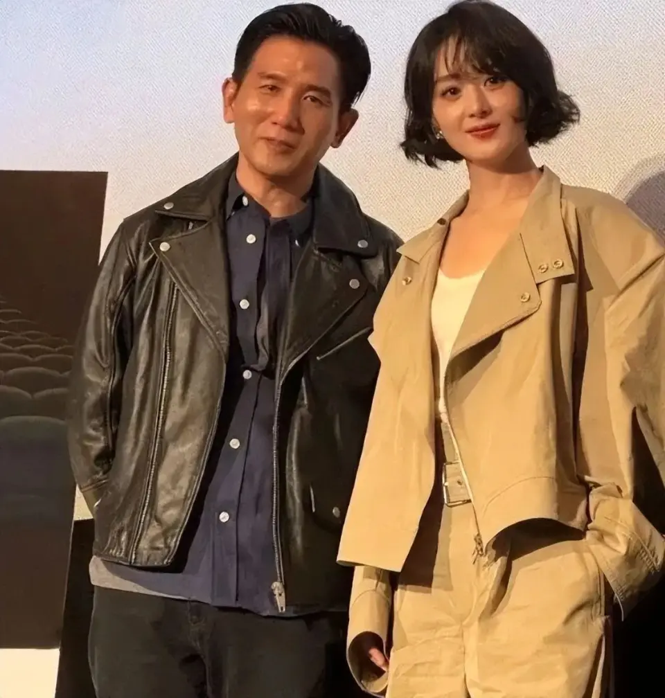 38岁赵丽颖传恋上大4岁导演，长得不帅也不高，全靠这两个优点