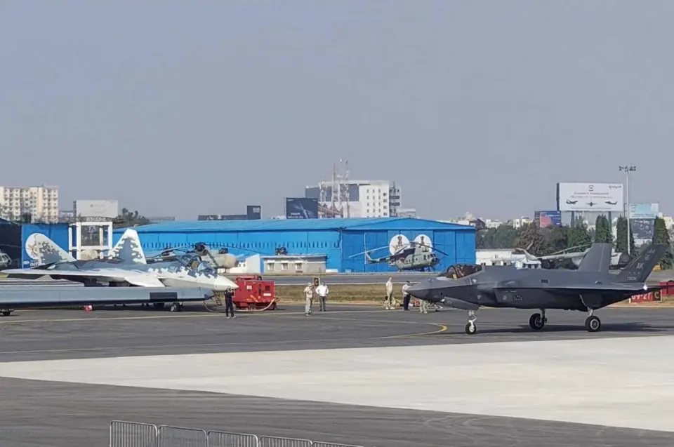 ͬĿܴJ-20ӡչʾС