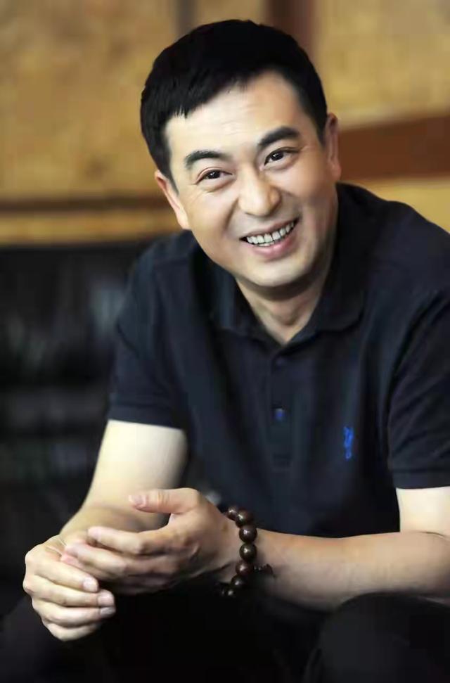 王海燕：24岁成名，35岁与张嘉译因戏生情恩爱17年生一女，超幸福