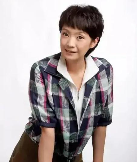 王海燕：24岁成名，35岁与张嘉译因戏生情恩爱17年生一女，超幸福