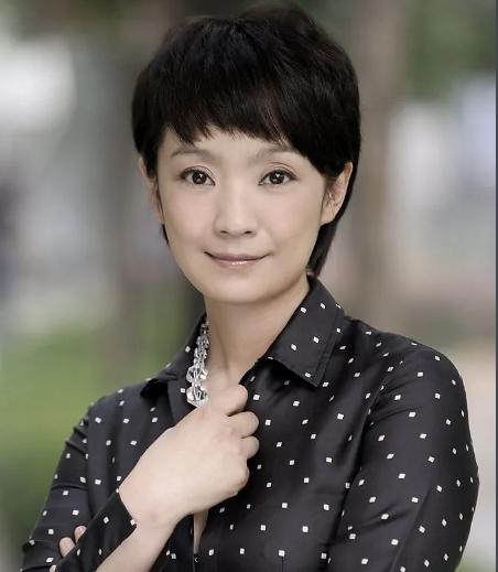 王海燕：24岁成名，35岁与张嘉译因戏生情恩爱17年生一女，超幸福