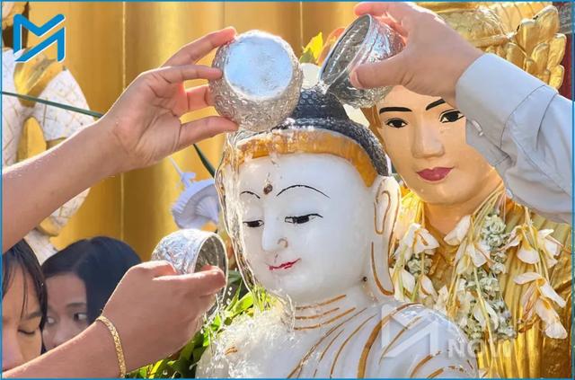 缅甸仰光大金塔在德稍岱节日期间，点亮万盏油灯