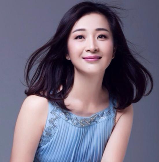 王海燕：24岁成名，35岁与张嘉译因戏生情恩爱17年生一女，超幸福